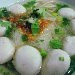 ก๋วยเตี๋ยวลูกชิ้นหมูน้ำใส