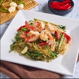ผัดหมี่กระเฉดกุ้งทะเล Stir-fried Noodles with Ocean Shrimp and Water Mimosa