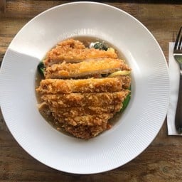 ราดหน้าหมูชุบเกล็ดขนมปังทอด