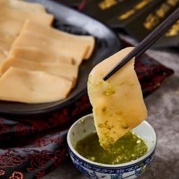 เป๋าฮื้อจิ้มซีฟู้ด ใหญ่ Soft-boiled Imitation Abalone Slice with Thai Seafood Sauce