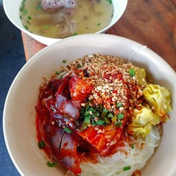 เส้นเล็ก+เกี๊ยวแห้งหมูกรอบ