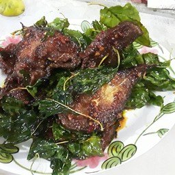 ผัดเผ็ดปลาดุกกรอบราดข้าว