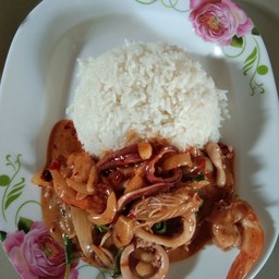 ผัดพริกเผา หมู กุ้งปลาหมึกราดข้าว