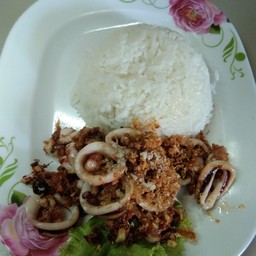 ทะเลทอดกระเทียมราดข้าว