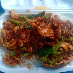 พริกแกงหมูราดข้าว