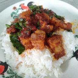 กระเพราหมูกรอบราดข้าว