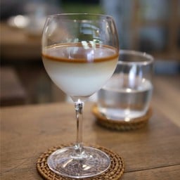 เป็นลาเต้เย็นแบบไม่ทีน้ำแข็ง กาแฟแยกชั้นกับนม ชัดเจน อร่อยมาก