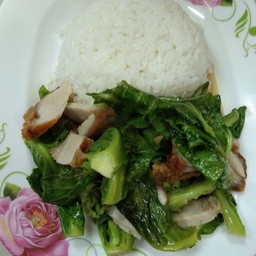 ผัดผักแขนงหมูทอดกรอบราดข้าว