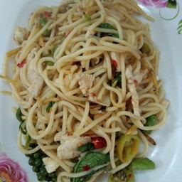 สปาเก็ตตี้ผัดฉ่า ไก่+หมู