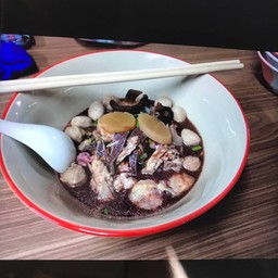 ร้านก๋วยเตี๋ยวชาลีชามยักษ์
