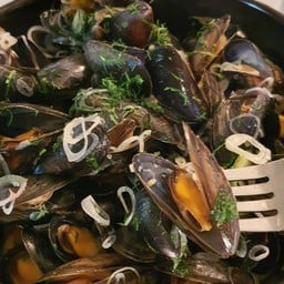 mussle อบไวน์ขาว ตัวเล็กๆชอบ นุ่มๆอร่อยมากค่ะ