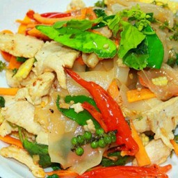 เส้นใหญ่ขี้เมาไก่ หมู