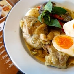 ขนมจีนแกงเขียวหวานน่องไก่ ไข่ยางมะตูม