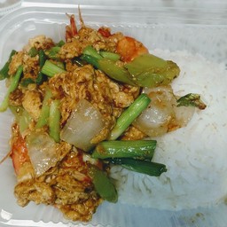 ข้าวราดหมูกรอบผัดผงกระหรี่