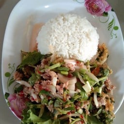 ยำเห็ดเข็มทองทอดกรอบหมูสับ ราดข้าว