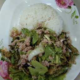 ยําผักบุ้งกรอบหมูราดข้าว
