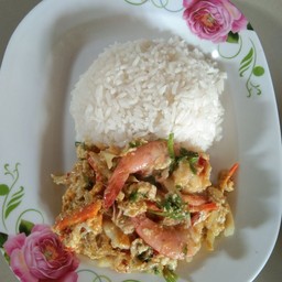 กุ้ง หมู ผัดผงกะหรี่ราดข้าว