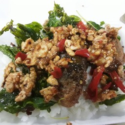 กะเพราไข่เยื่ยวม้าทอดกรอบเป็นกับข้าว