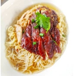เป็ดย่าง 65 (เจ้าเก่ากล้วยน้ำไท 50 ปี) หมูแดง หมูกรอบ