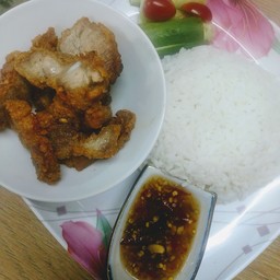 ข้าวหมูกรอบผัดซอสหวาน+น้ำจิ้มซีฟู้ด