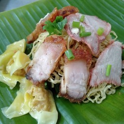บะหมี่เกี๊ยวหมูกรอบ