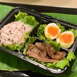 เนื้อทอดอาลีสูตรเด็ดอิสลาม (สาขาธรรมศาสตร์ท่าพระจันทร์) ใช้วัสดุเป็นมิตรต่อสิ่งแวดล้อม ปราศจากผงชูรส