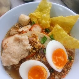 ก๋วยเตี๋ยวหมูต้มยำไข่