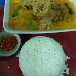 ข้าวพะแนงน่องไก่ทอด