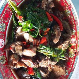 กะเพราเครึ่องในไก่เป็นกับ