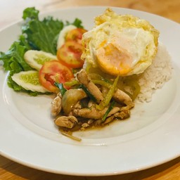 ข้าวผัดพริกหยวกหมู+ไข่ดาว