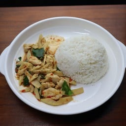 ข้าวผัดเผ็ดหน่อไม้ไก่