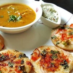 tomatto utthappam ( coconut chutney with sambhar)