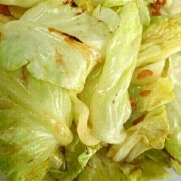 ผัดกะหล่ำปลีน้ำปลาราดข้าว