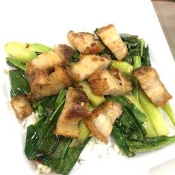 ข้าวราดคะน้าหมูกรอบ