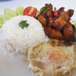 ข้าวสามชั้นผัดพริกแกง