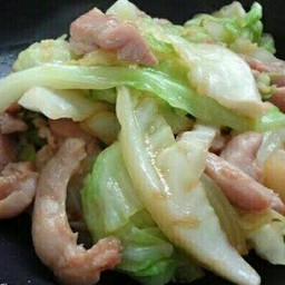 ผัดกะหล่ำปลีไก่ราดข้าว