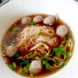 ก๋วยเตี๋ยวลูกชิ้นหมู