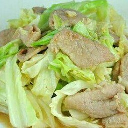 ผัดกะหล่ำปลีหมูนุ่มราดข้าว