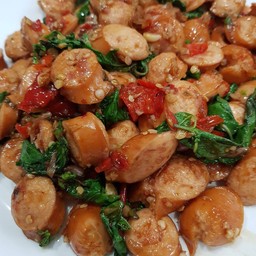 ผัดกะเพราไส้กรอก (กับข้าว)