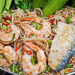 ยำขนมจีนปลาทู+ซีฟู้ดส์ (ปลาทู+หมึก+กุ้ง)