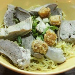 บะหมี่เครื่องในหมู