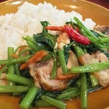 ผักบุ้งหมูกรอบราดข้าว