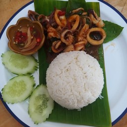 ข้าวปลาหมึกผัดน้ำพริกเผา