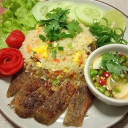 ข้าวผัดปลาสลิด
