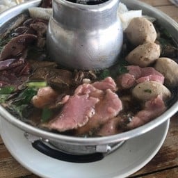 ก๋วยเตี๋ยวเนื้อหมูยุ้ยเมืองทอง