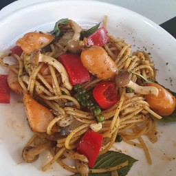 สปาเก็ตตี้ ไส้กรอกไก่ผัดพริกไทดำ