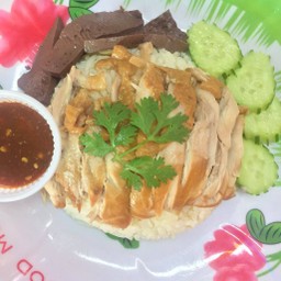 ข้าวมันไก่ตุ๋นเนื้อน่อง(พิเศษ)