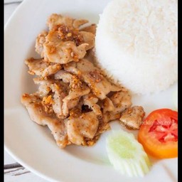 หมูกระเทียมพริกไทยราดข้าว