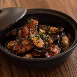 Sautéed mussels with spicy tomato sauce and Nduja sausage