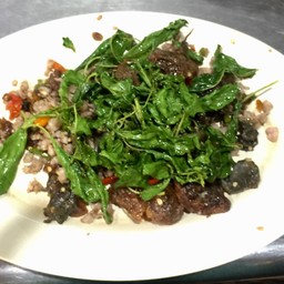 ผัดกะเพราไข่เยี่ยวม้า